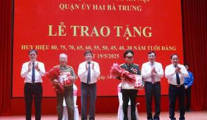 Quận Hai Bà Trưng trao Huy hiệu Đảng đợt 19-5
